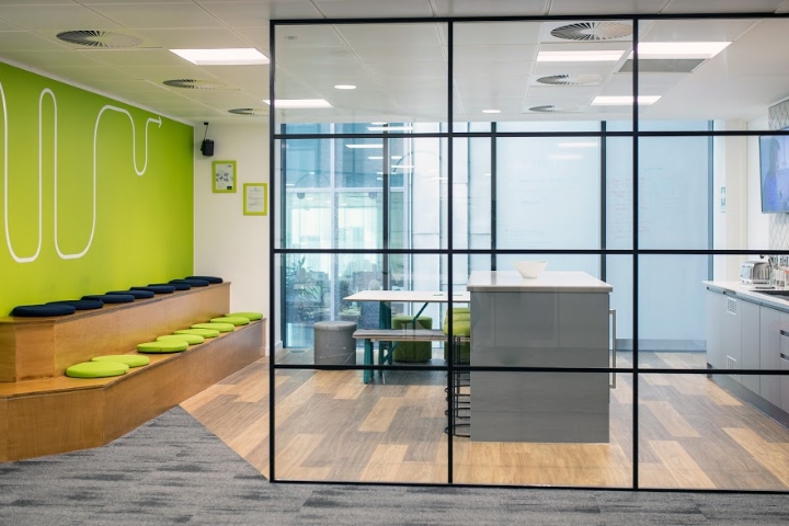 現(xiàn)代開放式互動型集團辦公室裝修效果圖